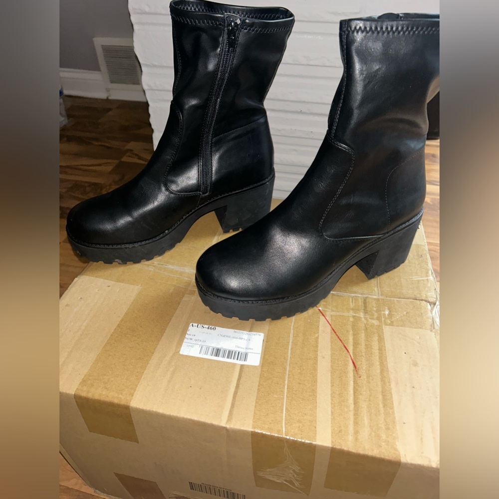 Call IT SPRING SIZE 9.5 WOMEN Chunky Boots